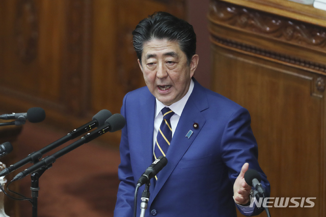 [도쿄=AP/뉴시스]아베 신조 일본 총리가 20일 국회에서 새해 시정방침 연설을 하고 있다. 2020.01.20.