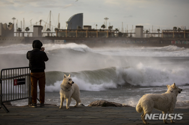 [바르셀로나=AP/뉴시스] 스페인 동북부 도시에서 20일 강풍이 대서양 앞바다에 몰아쳐 큰 파도가 일고 있다 2020. 1. 21. 