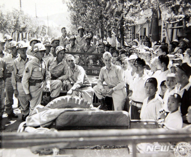 [서울=뉴시스] 1945년 9월 9일 서울 시내 질서유지를 위해 거리에 나온 미군 제24군단 헌병들이 시민들과 함께 있다. (사진=미국 국립문서기록청) 2020.01.26. photo@newsis.com