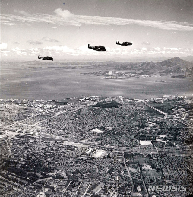 [서울=뉴시스] 미 해군기 편대가 1945년 9월 4일 미군이 상륙할 인천 상공을 정찰 비행하고 있다. (사진=미국 국립문서기록청) 2020.01.26. photo@newsis.com