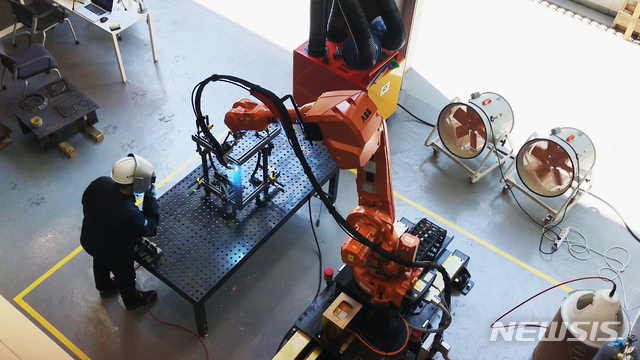 [서울=뉴시스] 현대건설 인공지능 갖춘 산업용 로봇.(사진=현대건설 제공)