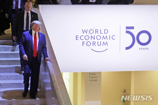 [다보스=AP/뉴시스] 21일(현지시간) 도널드 트럼프 미국 대통령이 스위스에서 열린 세계경제포럼(WEF·다보스포럼)의 연차 총회에서 연설을 마친 뒤 자리를 떠나고 있다. 2020.1.22.