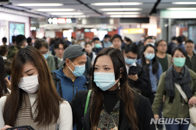 [홍콩=AP/뉴시스] 22일 홍콩의 한 지하철역에서 중국 우한발 신종 코로나바이러스 감염을 우려한 시민들이 마스크를 쓴 채 이동하고 있다. 2020.01.23. 