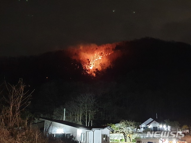 【공주=뉴시스】충남 공주시 반포면 하신리 산2-9번일대에서 26일 오후 8시 47분께 산불이 발생해 진화 중이다.