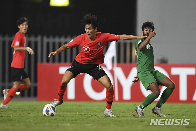 Won Du-jae of South Korea controls the ball with Khalid Al-Ghannam of Saudi Arabia, right, during their AFC U-23 Championship 2020 final round at Rajamangala national stadium Bangkok, Thailand, Sunday, Jan. 26, 2020. (AP Photo/Thanachote Thanawikran)