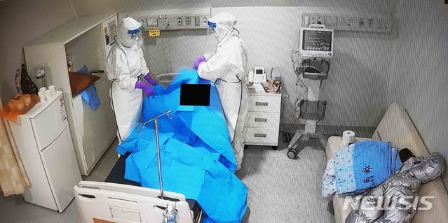 명지병원서 집중관리 받고 있는 '신종 코로나 바이러스' 환자.(사진=명지병원 제공)