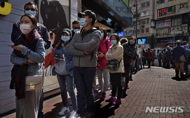 [홍콩=AP/뉴시스]홍콩의 한 상점 앞에서 27일 시민들이 마스크를 사기 위해 길게 줄지어 서있다. 2020.01.27