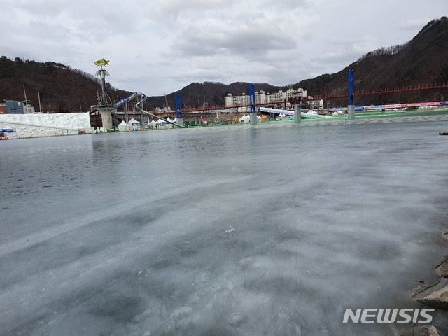 화천산천어축제 하루 만에 '휴업'…얼음안전 탓