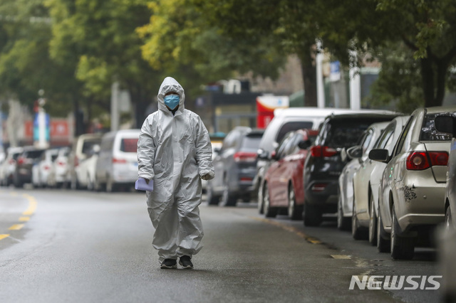 [우한=AP/뉴시스]27일(현지시간) 신종 코로나바이러스 진원지인 중국 후베이성 우한시에서 보호장비를 착용한 의료진이 거리를 걷고 있다. 2020.01.28.