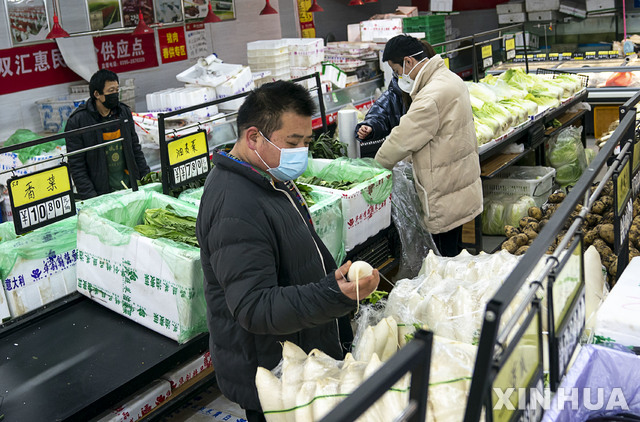 [우한=신화/뉴시스] 27일(현지시간) 신종 코로나바이러스 진원지인 중국 후베이성 우한시의 한 상점에서 주민들이 마스크를 쓴 채 장을 보고 있다. 2020.01.28.