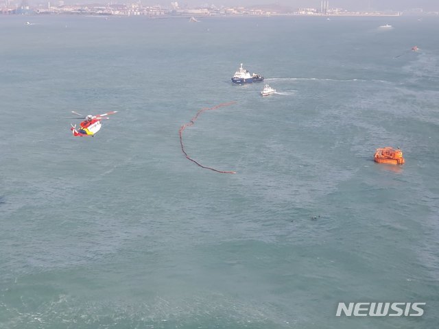 [울산=뉴시스]안정섭 기자 = 지난달 29일 오전 울산 울주군 간절곶 인근 해상에 설치된 원유 부이에서 기름이 유출된 가운데 울산해경이 방제작업을 펼치고 있다. 2020.01.29. (사진=울산해양경찰서 제공)photo@newsis.com