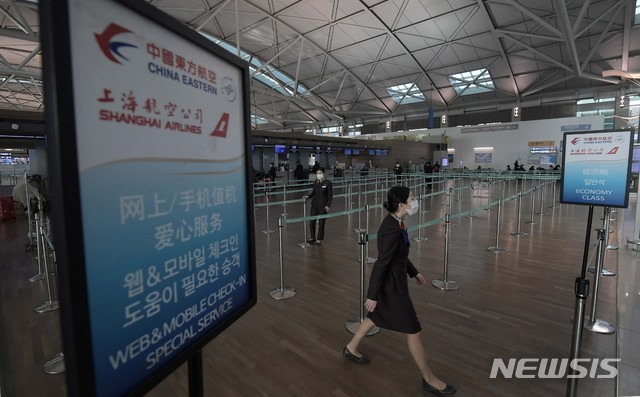 [인천공항=뉴시스]고범준 기자 = 중국 후베이(湖北)성 우한에서 발생한 신종 코로나바이러스 감염증이 전세계로 확산하는 가운데 29일 인천국제공항 출국장의 한 중국 항공사 체크인 카운터가 한산한 모습을 보이고 있다. 28일 여행업계에 따르면 하나투어와 모두투어, 노랑풍선 등 국내 주요 여행사들은 이번 주 출발하는 중국 여행 예약을 100% 일괄 취소하고, 수수료 없이 환불 조치하기로 했다. 2020.01.29.  photo@newsis.com