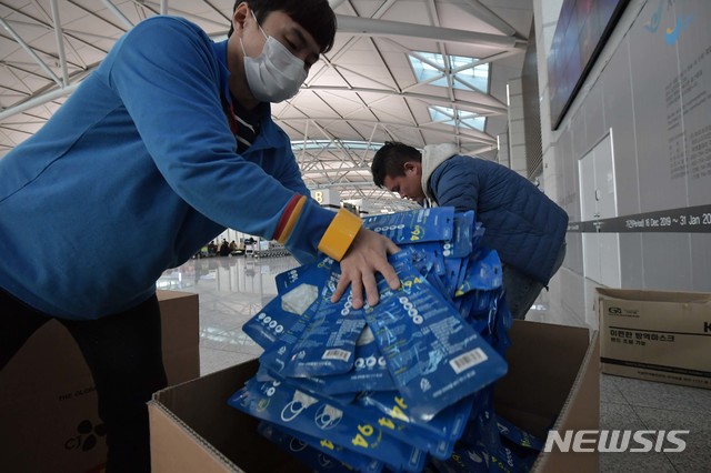 [인천공항=뉴시스]고범준 기자 = 중국 후베이(湖北)성 우한에서 발생한 우한 폐렴(신종 코로나바이러스 감염증)이 전세계로 확산하는 가운데 29일 인천국제공항 출국장에서 중국 교민과 택배업체 직원들이 하얼빈으로 보내는 한국산 마스크를 포장하고 있다. 2020.01.29.  photo@newsis.com