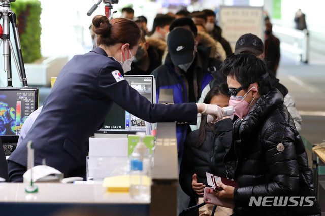 [인천공항=뉴시스] 고범준 기자 = 우한 폐렴(신종 코로나바이러스 감염증)에 대한 불안이 확산되고 있는 29일 인천국제공항 제1터미널에서 물안경과 마스크를 착용한 중국발 항공기 이용객이 발열검사를 받고 있다. 2020.1.29.  photo@newsis.com