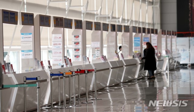 [인천공항=뉴시스] 고범준 기자 = 우한 폐렴(신종 코로나바이러스 감염증)의 국내 확산 우려가 커지고 있는 가운데 29일 인천국제공항 제1여객터미널 출국장 여행사 카운터가 한산한 모습을 보이고 있다. 2020.01.29.  photo@newsis.com