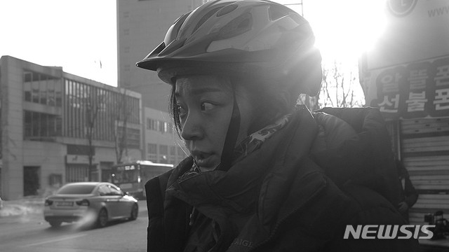 [서울=뉴시스]영화 '성혜의 나라' 주인공 성혜는 교통비를 아끼려고 한 겨울에도 자전거를 타고 다닌다. (사진 = 홍보배급사 아이 엠 제공) 2020.01.30.photo@newsis.com
