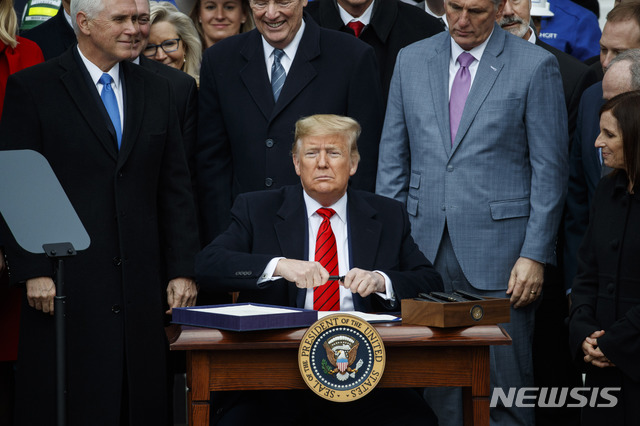 [워싱턴=AP/뉴시스]도널드 트럼프 미국 대통령이 29일(현지시간) 백악관에서 북미자유무역협정(나프타·NAFTA)를 대체하는 새로운 미국·멕시코·캐나다협정(USMCA)에 서명했다. 2020.01.30.