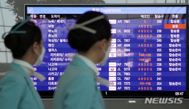 [인천공항=뉴시스] 고범준 기자 = 30일 오전 인천국제공항 제2여객터미널 출국장 모니터에 우한으로 출발하는 항공편 현황에 '결항'이 표시되고 있다. 2020.01.30. bjko@newsis.com