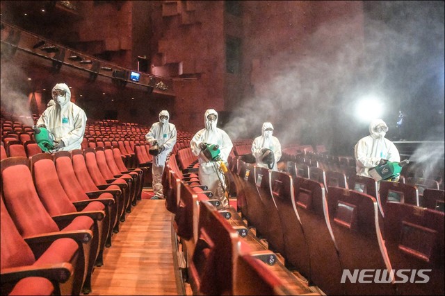 [서울=뉴시스]우한 폐렴(신종 코로나 바이러스 감염증)이 확산과 관련해 30일 서울 종로구 세종문화회관에서 방역 관계자들이 공연장 방역 작업을 하고 있다. (사진=세종문화회관 제공) 2020.01.30.  photo@newsis.com