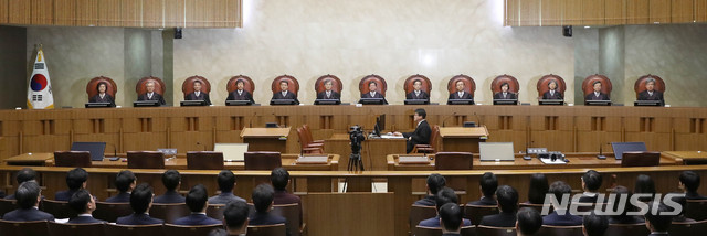 [서울=뉴시스]김선웅 기자 = 김명수 대법원장이 30일 오후 서울 서초구 대법원에서 '문화계 블랙리스트' 사건 김기춘 전 대통령비서실장 외 6명에 대한 항소심 선고를 내리고 있다. 2020.01.30.  mangusta@newsis.com