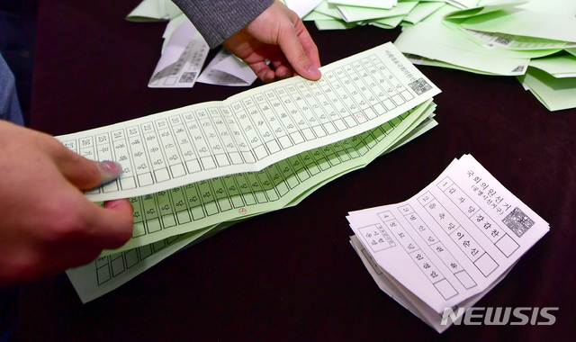 [화순=뉴시스] 제21대 국회의원 선거 개표 모의훈련. photo@newsis.com