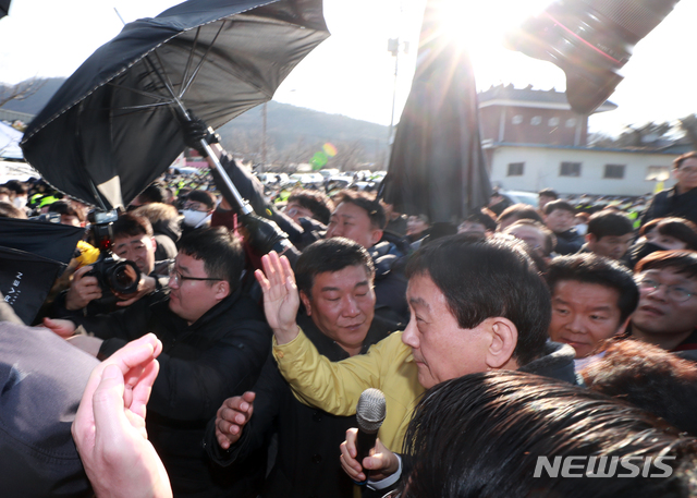 [아산=뉴시스] 이영환 기자 = 진영 행정안전부 장관이 30일 오후 중국 우한에서 귀국하는 교민의 임시 거주시설인 충남 아산시 경찰인재개발원 인근에서 주민들에게 항의받고 있다. 2020.01.30.   20hwan@newsis.com 