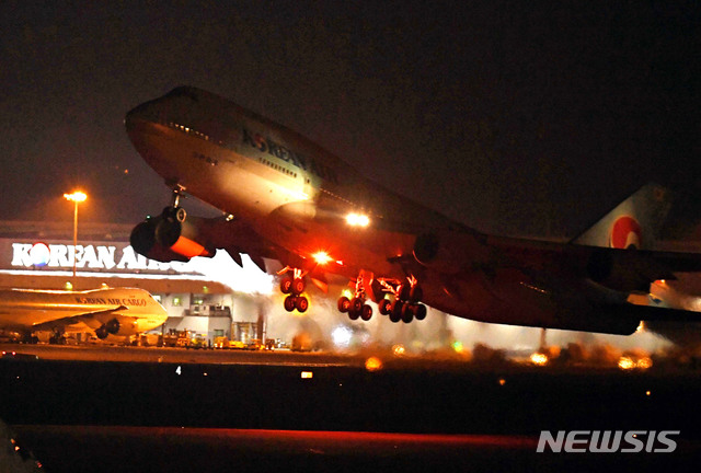 [인천공항=뉴시스]고범준 기자 = 신종 코로나바이러스 감염증(우한 폐렴)이 발생한 중국 우한에서 한국 교민을 수송하기 위한 전세기 KE 9883편 보잉 747 여객기가 30일 오후 인천국제공항을 출발하고 있다. 2020.01.30.  photo@newsis.com