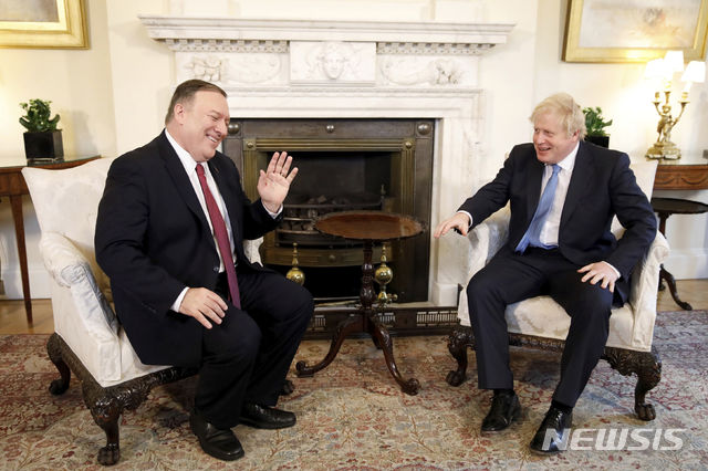 [런던=AP/뉴시스]마이크 폼페이오 미국 국무장관(왼쪽)과 보리스 존슨 영국 총리가 30일(현지시간) 런던 다우닝가의 영국 총리 관저에서 회담하고 있다. 2020.1.31.