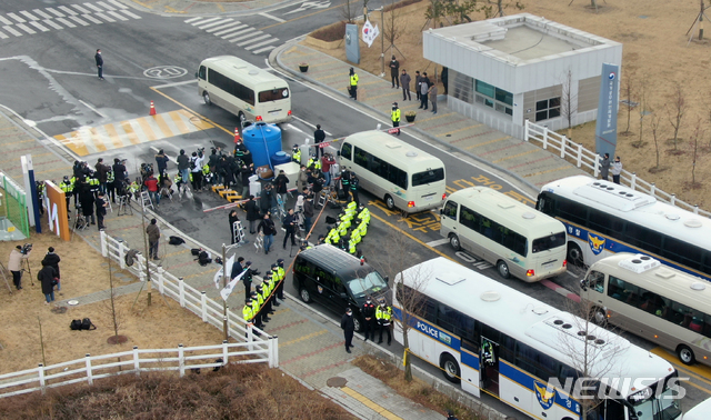 [진천=뉴시스] 인진연 기자 = 중국 우한에서 31일 귀국한 150여명의 교민들을 태운 버스가 입구에서 소독을 마친 뒤 임시생활시설인 충북 진천군 국가공무원인재개발원으로 들어서고 있다. 2020.01.31. inphoto@newsis.com