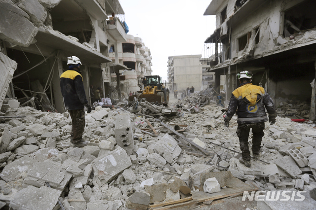 [아리하(시리아)=AP/뉴시스]30일(현지시간) 시리아 이들리브주 아리하에서 민간구조대 '하얀 헬멧'이 공습 후 파괴된 지역을 점검하고 있다. 