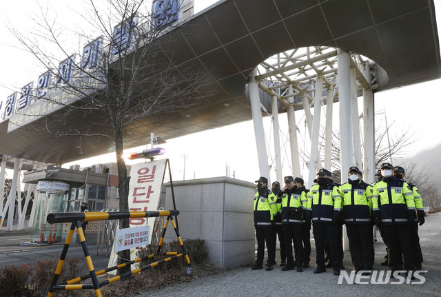 [아산=뉴시스] 박민석 기자 = 경찰 병력들이 31일 오전 관계자들이 중국 우한에서 귀국하는 교민 임시 거주 시설인 충남 아산시 경찰인재개발원 입구를 지키고 있다. 2020.01.31.  mspark@newsis.com