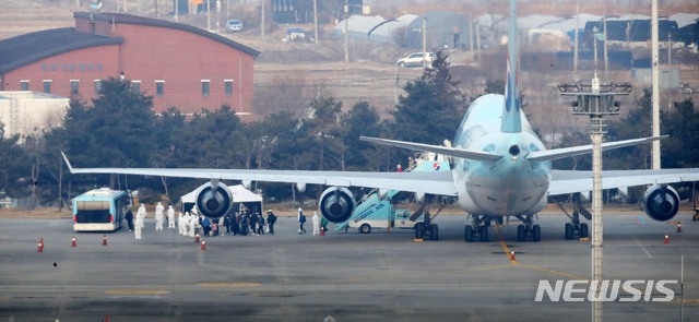 [서울=뉴시스] 고범준 기자 = 신종 코로나바이러스 감염증(우한 폐렴)이 발생한 중국 후베이성 우한 교민들이 탑승한 대한항공 전세기가 31일 오전 서울 강서구 김포국제공항에 도착, 교민들이 버스에 탑승하기 위해 줄 지어 서 있다. 2020.01.31. bjko@newsis.com