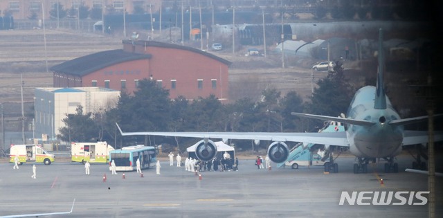 [서울=뉴시스] 고범준 기자 = 신종 코로나바이러스 감염증이 발생한 중국 후베이성 우한 교민들이 탑승한 대한항공 전세기가 지난달 31일 오전 서울 강서구 김포국제공항에 도착, 교민들이 버스에 탑승하기 위해 줄 지어 서 있다. 2020.02.10.bjko@newsis.com