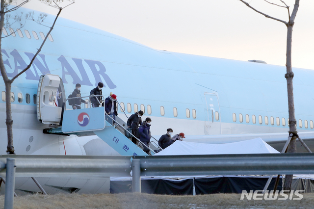 [서울=뉴시스]김근현 기자 = 신종 코로나바이러스 감염증(우한 폐렴)이 발생한 중국 후베이성 우한 교민들이 31일 오전 서울 강서구 김포국제공항에 도착해 전세기에서 내리고 있다. 2020.01.31. khkim@newsis.com