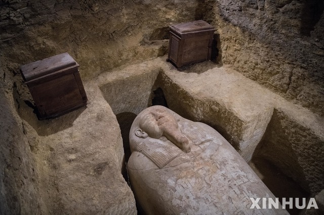 [미냐(이집트)=AP/뉴시스]이집트에서 새로 발굴된 고대 상이집트 무덤의 미이라. 당시 16개의 무덤이 발견되었으며 이 번에 새로 발굴된 무덤은 그 가운데 하나이다. 