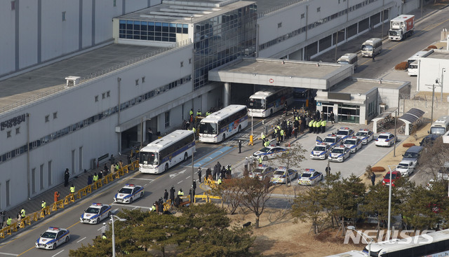 [서울=뉴시스]최동준 기자 = 신종 코로나바이러스 감염증(우한 폐렴)이 발생한 중국 후베이성 우한 교민들이 31일 오전 서울 강서구 김포국제공항에서 임시 격리 시설로 향하는 버스에 탑승해 이동하고 있다. 2020.01.31.  photocdj@newsis.com 