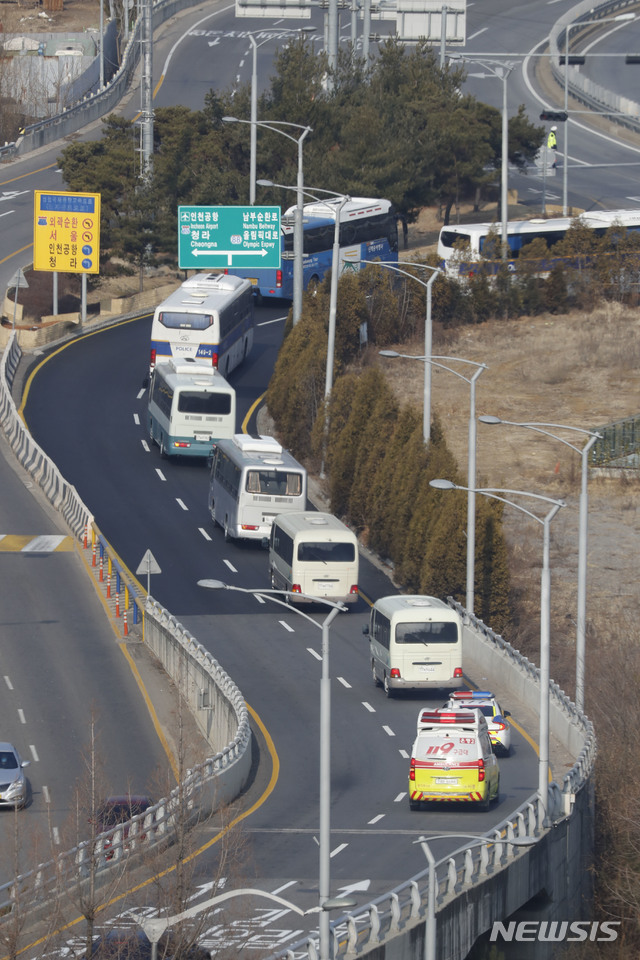 [서울=뉴시스]최동준 기자 = 신종 코로나바이러스 감염증(우한 폐렴)이 발생한 중국 후베이성 우한 교민들이 31일 오전 서울 강서구 김포국제공항에서 임시 격리 시설로 향하는 버스에 탑승해 이동하고 있다. 2020.01.31.  photocdj@newsis.com 