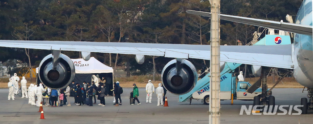 [서울=뉴시스]전신 기자 = 신종 코로나바이러스 감염증(우한 폐렴)이 발생한 중국 후베이성 우한 교민들이 31일 오전 서울 강서구 김포국제공항에 도착해 추가 검역을 받고 있다. 2020.01.31.  photo1006@newsis.com