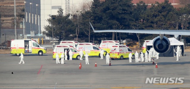 [서울=뉴시스] 고범준 기자 = 신종 코로나바이러스 감염증(우한 폐렴)이 발생한 중국 후베이성 우한 교민들이 탑승한 대한항공 전세기가 31일 오전 서울 강서구 김포국제공항에 도착, 검역관들과 119 구급차들이 대기하고 있다. 2020.01.31.  bjko@newsis.com