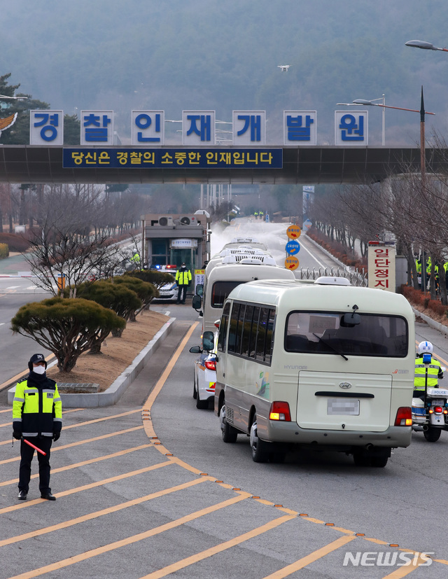 [아산=뉴시스] 이영환 기자 = 중국 우한에서 전세기편을 이용해 귀국한 교민들이 버스를 이용해 31일 오후 격리시설인 충남 아산시 경찰인재개발원으로 들어서고 있다. 2020.01.31.  20hwan@newsis.com