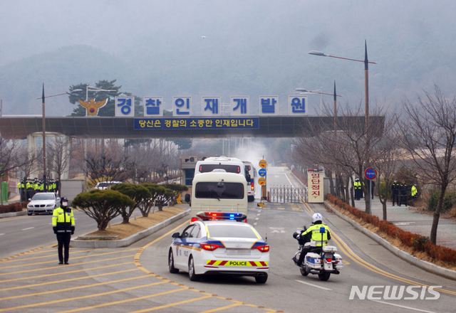 [아산=뉴시스] 이종익 기자 = 중국 우한에서 2차 전세기편을 이용해 귀국한 교민들을 태운 차량이 1일 오전 격리시설인 충남 아산시 경찰인재개발원으로 들어서고 있다. 2020.02.01.007news@newsis.com