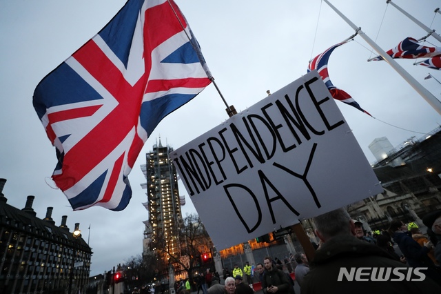 [런던=AP/뉴시스] 1월 31일(현지시간) 영국 런던 국회의사당 주변에서 브렉시트 찬성 시위대가 '독립기념일'이라고 적힌 푯말을 들고 있다. 영국은 이날 유럽연합(EU)을 공식 탈퇴했다. 2020.02.01