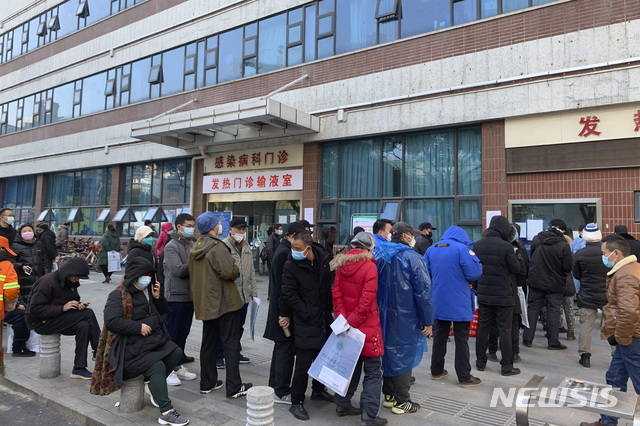 [우한=AP/뉴시스] 31일(현지시간) 신종 코로나바이러스 진원지인 중국 후베이(湖北)성 우한(武漢)의 시민들이 체온을 측정하기 위해 우한협화병원 앞에 줄을 서있다. 한편 중국 당국은 우한 봉쇄령으로 해외에서 돌아오지 못한 우한 시민 199명을 전세기를 활용해 데려왔다고 발표했다. 2020.2.1.