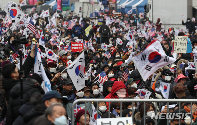 [서울=뉴시스] 조수정 기자 = 전광훈 한국기독교총연합회 대표회장 목사가 이끄는 범국민투쟁본부 회원들이 지난 1일 오후 서울 광화문광장에서 대한민국 바로세우기 국민대회를 열고 태극기와 성조기를 흔들며 구호를 외치고 있다. 많은 참가자들이 신종 코로나 바이러스 감염병을 우려, 마스크를 쓰고 집회에 참가했다. 2020.02.01. chocrystal@newsis.com