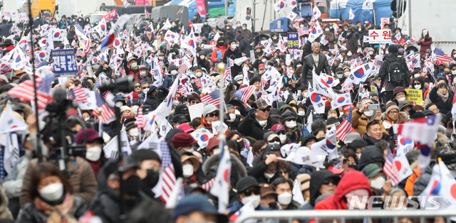 [서울=뉴시스] 조수정 기자 = 전광훈 한국기독교총연합회 대표회장 목사가 이끄는 범국민투쟁본부 회원들이 1일 오후 서울 광화문광장에서 대한민국 바로세우기 국민대회를 열고 태극기와 성조기를 흔들며 구호를 외치고 있다. 많은 참가자들이 신종 코로나 바이러스 감염병을 우려, 마스크를 쓰고 집회에 참가했다. 2020.02.01.  chocrystal@newsis.com