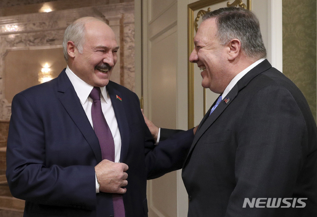 [민스크=AP/뉴시스] 지난 2월 벨라루스 민스크에서 만난 알렉산드르 루카셴코(왼쪽) 벨라루스 대통령과 마이크 폼페이오 미국 국무장관이 마주 보며 웃고 있다. 2020.8.11.