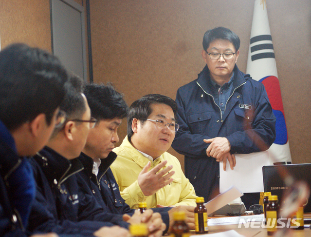 오세현 충남 아산시장이 경찰인재개발원 인근 현장시장실에서 코로나19 대응 상황을 점검하고 있다. 