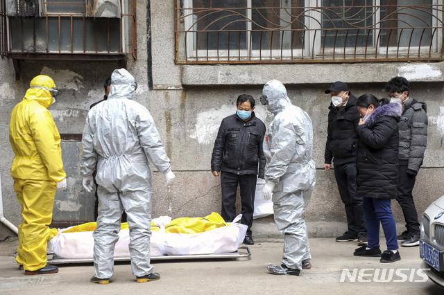  [우한=AP/뉴시스] 1일 중국 후베이성 우한에서 신종 코로나 바이러스 감염증의 사망자 시신을 장의업 직원들이 옮기고 있다. 1월9일 첫 사망자가 나왔던 우한시 희생자 수가 1일 자정까지 220명을 육박했다. 2020. 2. 2.   