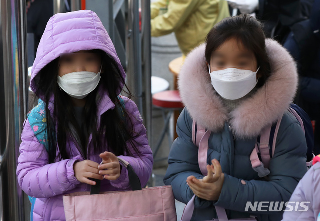 [서울=뉴시스]이윤청 기자 = 초등학생들이 신종 코로나바이러스 감염증(우한폐렴) 확산 방지를 위해 개학을 연기했다가 다시 개학한 3일 오전 서울 강남구 봉은초등학교로 등교하며 교문에서 나눠준 손세정제를 손에 바르고 있다. 2020.02.03. radiohead@newsis.com