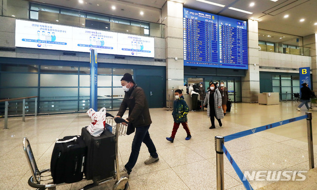 [인천공항=뉴시스]홍효식 기자 = 정부가 중국 후베이성을 방문한 외국인에 대한 국내 입국을 지난 4일부터 전면 금지한 가운데 3일 인천국제공항에서 중국인들이 입국장을 나서고 있다. (사진= 뉴시스 DB)